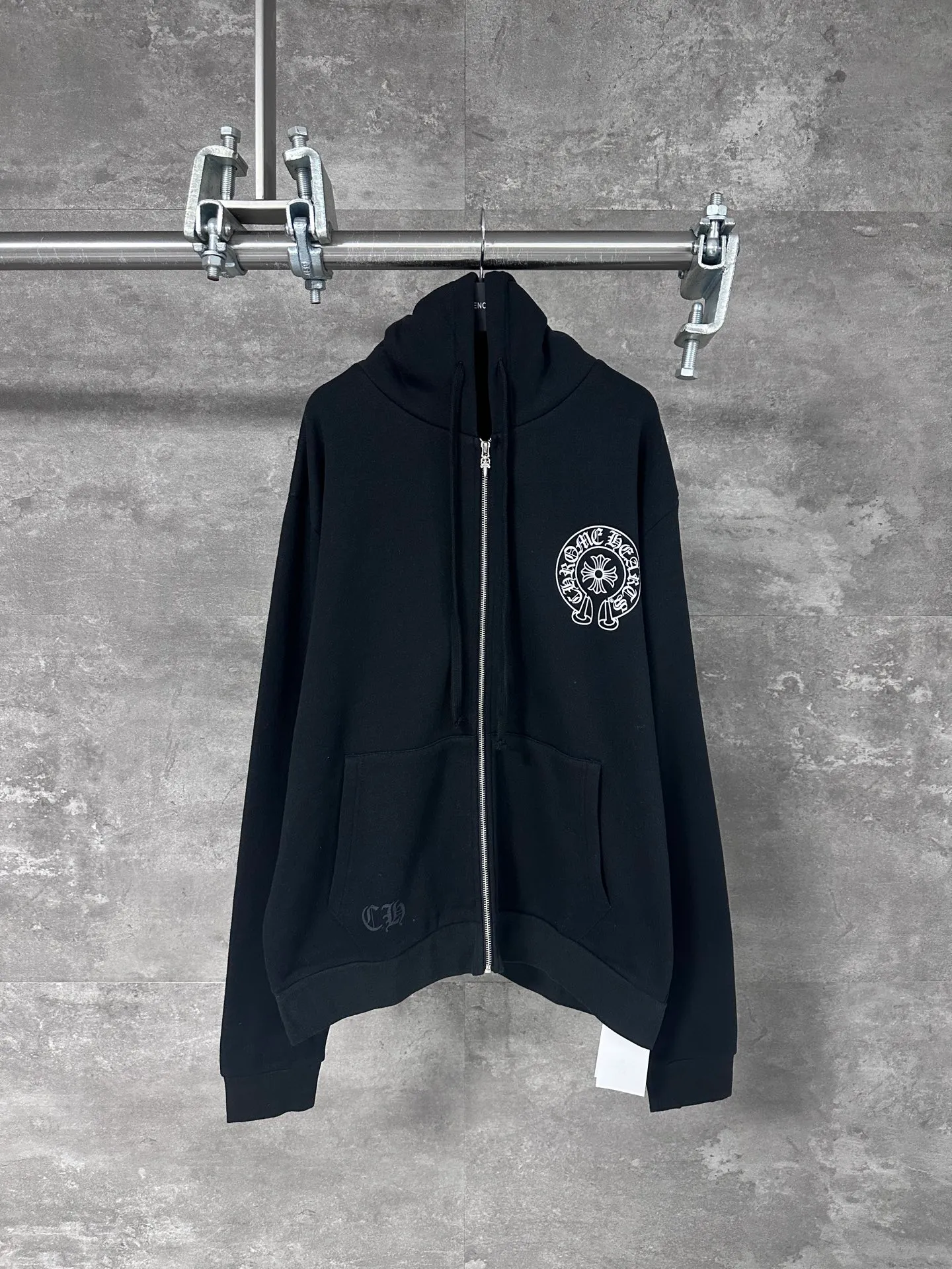 P350 💰 Chrome Hearte/Chrome Heart Sanskrit letter rattan flower cross horseshoe hooded zipper sweatshirt jacket 25SS New York City limited zipper hooded sweatshirt The fabric is made of 420g thin velvet coarse fish scale fabric. The printing is based on the original version with hand glue printing. The finished product is brushed and washed to shape. It feels very good. Real antique silver chain head (focus: zipper puller is sprayed with silver to make it old) size: S M L
